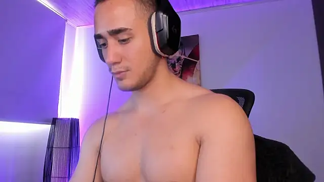 Snapshot of AlexRivera6 chatting on 12/24/24, 09:33 AlexRivera6 online show from 12/24/24, 09:33