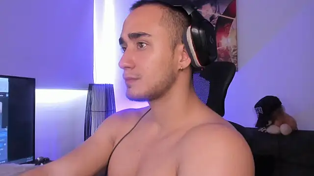 Snapshot of AlexRivera6 chatting on 12/25/24, 06:52 AlexRivera6 online show from 12/25/24, 06:52