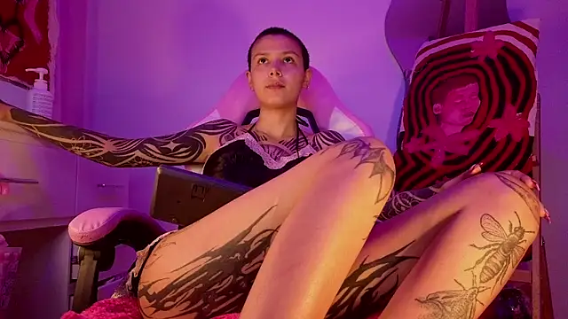 Snapshot of goddess_vee_ chatting on 03/18/26, 01:31 goddess vee online show from 03/18/26, 01:31