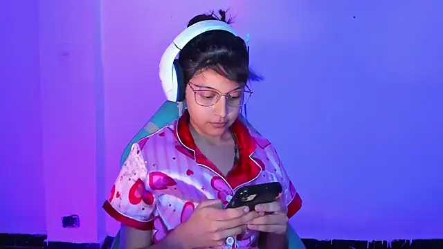 Snapshot of Little_Lisy chatting on 10/31/25, 04:13 Little Lisy online show from 10/31/25, 04:13