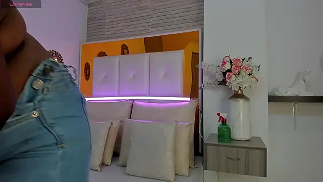 ShaniaBrownn online show from 03/13/25, 07:50