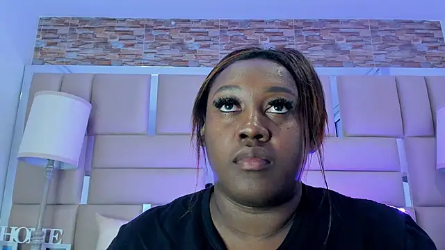 ShaniaBrownn online show from 10/04/25, 07:34