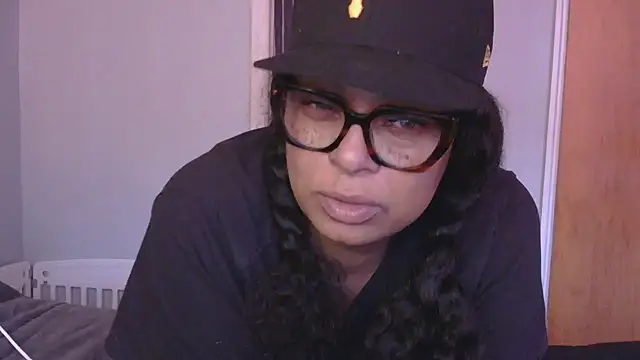 MSweetLindaParks online show from 12/17/25, 06:25