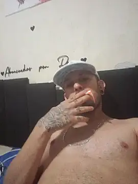 Snapshot of Bulldog2122 chatting on 10/31/25, 08:04 Bulldog2122 online show from 10/31/25, 08:04