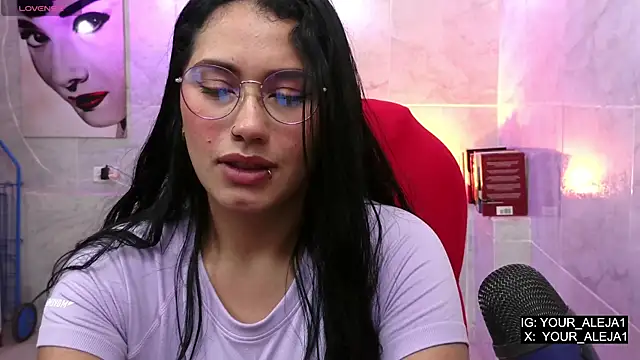LauraRuiz1 online show from 05/15/26, 11:45