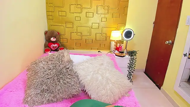 Julia Haye online show from 11/30/25, 10:03