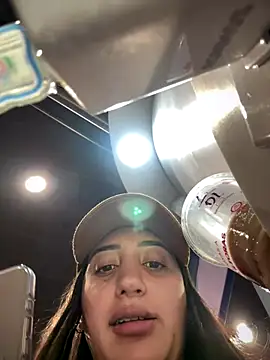 Snapshot of Hannahoff chatting on 09/29/25, 01:11 Hannahoff online show from 09/29/25, 01:11