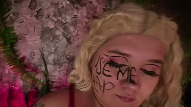 Snapshot of Laura_takint chatting on 12/12/24, 08:43 Laura takint online show from 12/12/24, 08:43