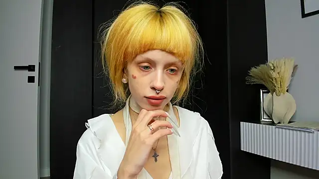 Snapshot of FlowerOfSin2001 chatting on 03/01/26, 05:48 FlowerOfSin2001 online show from 03/01/26, 05:48