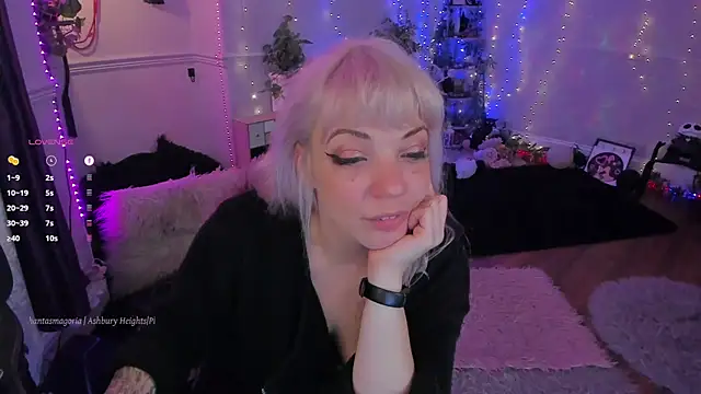 AliceW0lf online show from 10/13/25, 09:04