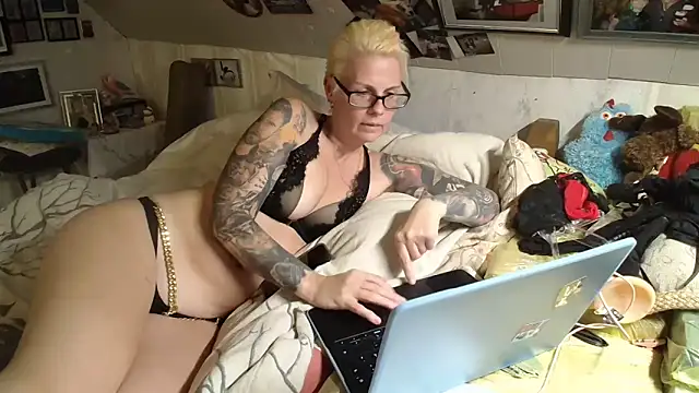 MaryG online show from 10/22/25, 05:34