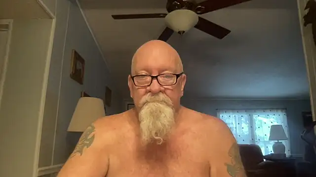 Snapshot of kcbace61760 chatting on 12/15/25, 01:04 kcbace61760 online show from 12/15/25, 01:04