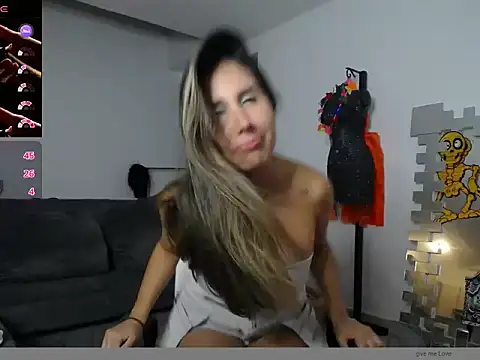 Snapshot of _Luna07 chatting on 09/25/25, 04:16 Luna07 online show from 09/25/25, 04:16