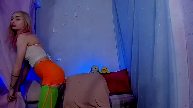 Snapshot of LickLizzy chatting on 01/17/25, 08:13 LickLizzy online show from 01/17/25, 08:13