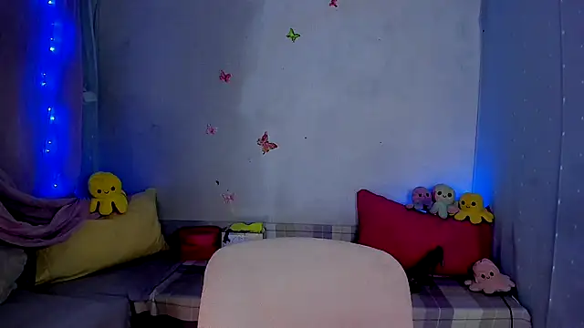 Snapshot of LickLizzy chatting on 09/18/25, 12:01 LickLizzy online show from 09/18/25, 12:01