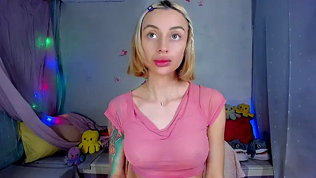 Snapshot of LickLizzy chatting on 11/10/25, 10:14 LickLizzy online show from 11/10/25, 10:14