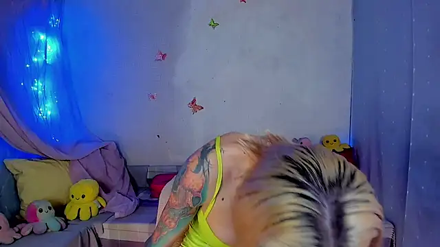 Snapshot of LickLizzy chatting on 11/24/25, 09:47 LickLizzy online show from 11/24/25, 09:47