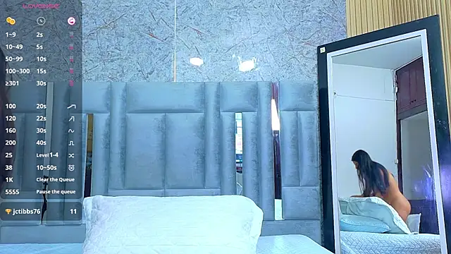Snapshot of veronicaroose_ chatting on 05/27/26, 12:35 veronicaroose online show from 05/27/26, 12:35
