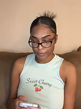 Snapshot of CandyLuxxxx chatting on 12/10/24, 08:05 CandyLuxxxx online show from 12/10/24, 08:05