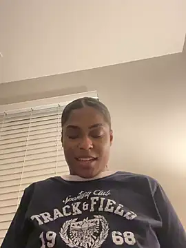 Snapshot of CandyLuxxxx chatting on 12/11/24, 11:21 CandyLuxxxx online show from 12/11/24, 11:21