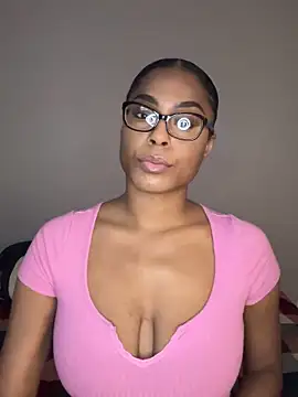 Snapshot of CandyLuxxxx chatting on 12/20/24, 11:37 CandyLuxxxx online show from 12/20/24, 11:37