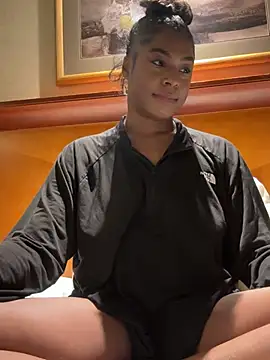 Snapshot of CandyLuxxxx chatting on 01/13/25, 07:43 CandyLuxxxx online show from 01/13/25, 07:43