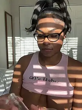 Snapshot of CandyLuxxxx chatting on 01/17/25, 09:17 CandyLuxxxx online show from 01/17/25, 09:17