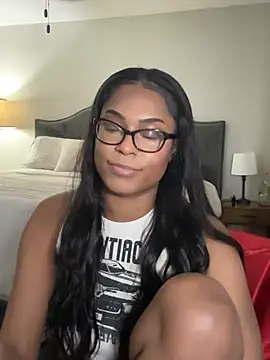 Snapshot of CandyLuxxxx chatting on 01/28/25, 02:43 CandyLuxxxx online show from 01/28/25, 02:43