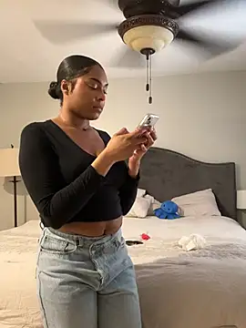 Snapshot of CandyLuxxxx chatting on 02/11/25, 09:03 CandyLuxxxx online show from 02/11/25, 09:03