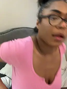 Snapshot of CandyLuxxxx chatting on 03/04/25, 10:49 CandyLuxxxx online show from 03/04/25, 10:49