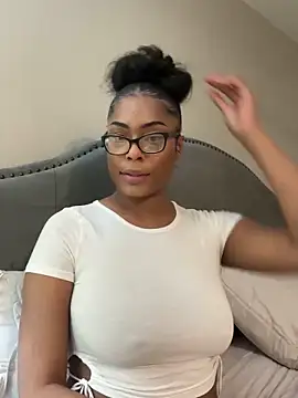 Snapshot of CandyLuxxxx chatting on 03/05/25, 10:32 CandyLuxxxx online show from 03/05/25, 10:32