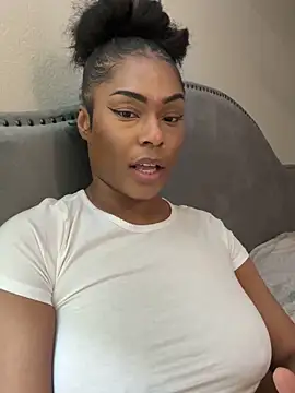 Snapshot of CandyLuxxxx chatting on 03/06/25, 01:37 CandyLuxxxx online show from 03/06/25, 01:37