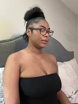 Snapshot of CandyLuxxxx chatting on 03/06/25, 10:36 CandyLuxxxx online show from 03/06/25, 10:36