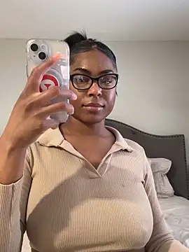 Snapshot of CandyLuxxxx chatting on 03/16/25, 08:32 CandyLuxxxx online show from 03/16/25, 08:32