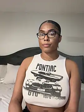 Snapshot of CandyLuxxxx chatting on 03/19/25, 06:57 CandyLuxxxx online show from 03/19/25, 06:57