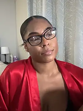 Snapshot of CandyLuxxxx chatting on 03/21/25, 05:32 CandyLuxxxx online show from 03/21/25, 05:32