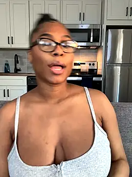 Snapshot of CandyLuxxxx chatting on 09/16/25, 07:37 CandyLuxxxx online show from 09/16/25, 07:37