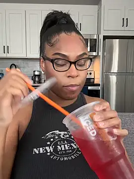 Snapshot of CandyLuxxxx chatting on 09/17/25, 07:37 CandyLuxxxx online show from 09/17/25, 07:37