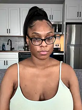 Snapshot of CandyLuxxxx chatting on 09/18/25, 08:00 CandyLuxxxx online show from 09/18/25, 08:00