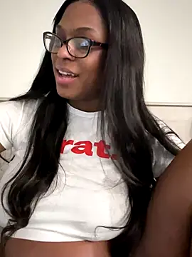 Snapshot of CandyLuxxxx chatting on 10/05/25, 10:57 CandyLuxxxx online show from 10/05/25, 10:57