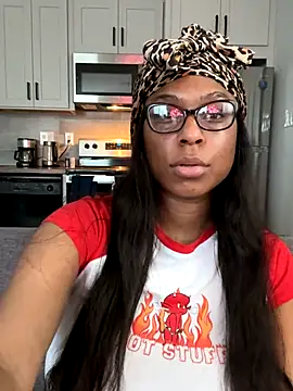 Snapshot of CandyLuxxxx chatting on 10/15/25, 11:16 CandyLuxxxx online show from 10/15/25, 11:16