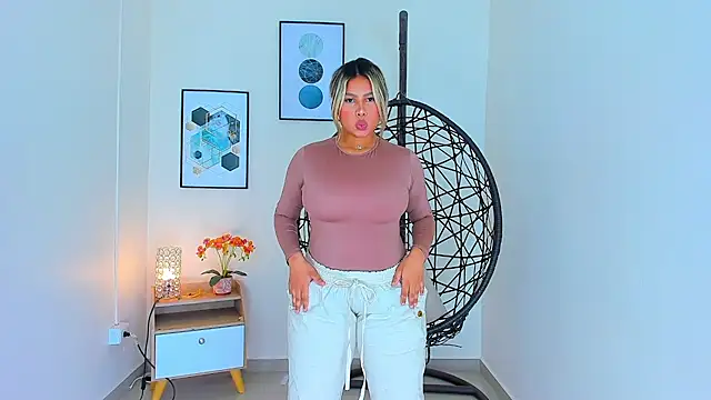 Snapshot of Carlota_peach chatting on 03/13/25, 12:56 Carlota peach online show from 03/13/25, 12:56