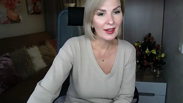 Snapshot of sensualEmilia chatting on 12/15/24, 08:15 sensualEmilia online show from 12/15/24, 08:15