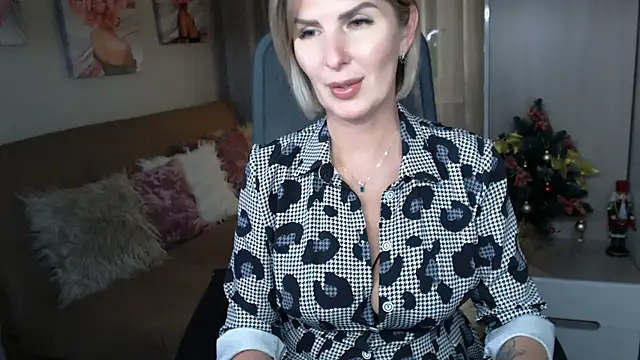 Snapshot of sensualEmilia chatting on 12/17/24, 07:48 sensualEmilia online show from 12/17/24, 07:48