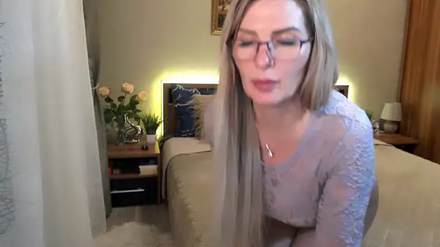 Snapshot of sensualEmilia chatting on 03/12/25, 10:28 sensualEmilia online show from 03/12/25, 10:28