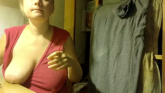 Snapshot of FrumCake chatting on 09/10/25, 04:07 FrumCake online show from 09/10/25, 04:07