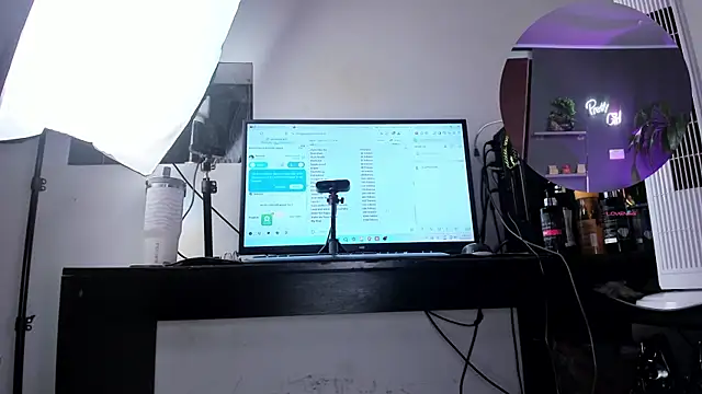 Snapshot of Katiehill_1 chatting on 11/12/25, 07:24 Katiehill 1 online show from 11/12/25, 07:24