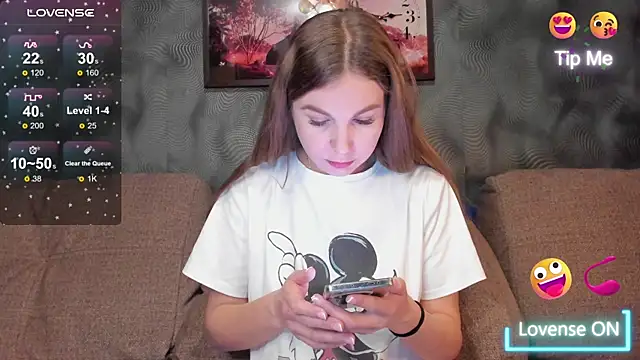 Snapshot of CassieMils chatting on 11/26/25, 03:29 CassieMils online show from 11/26/25, 03:29