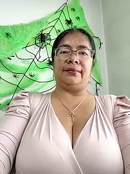 Snapshot of __valentina18 chatting on 10/12/25, 12:59   valentina18 online show from 10/12/25, 12:59