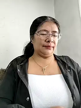 Snapshot of __valentina18 chatting on 10/27/25, 01:04   valentina18 online show from 10/27/25, 01:04